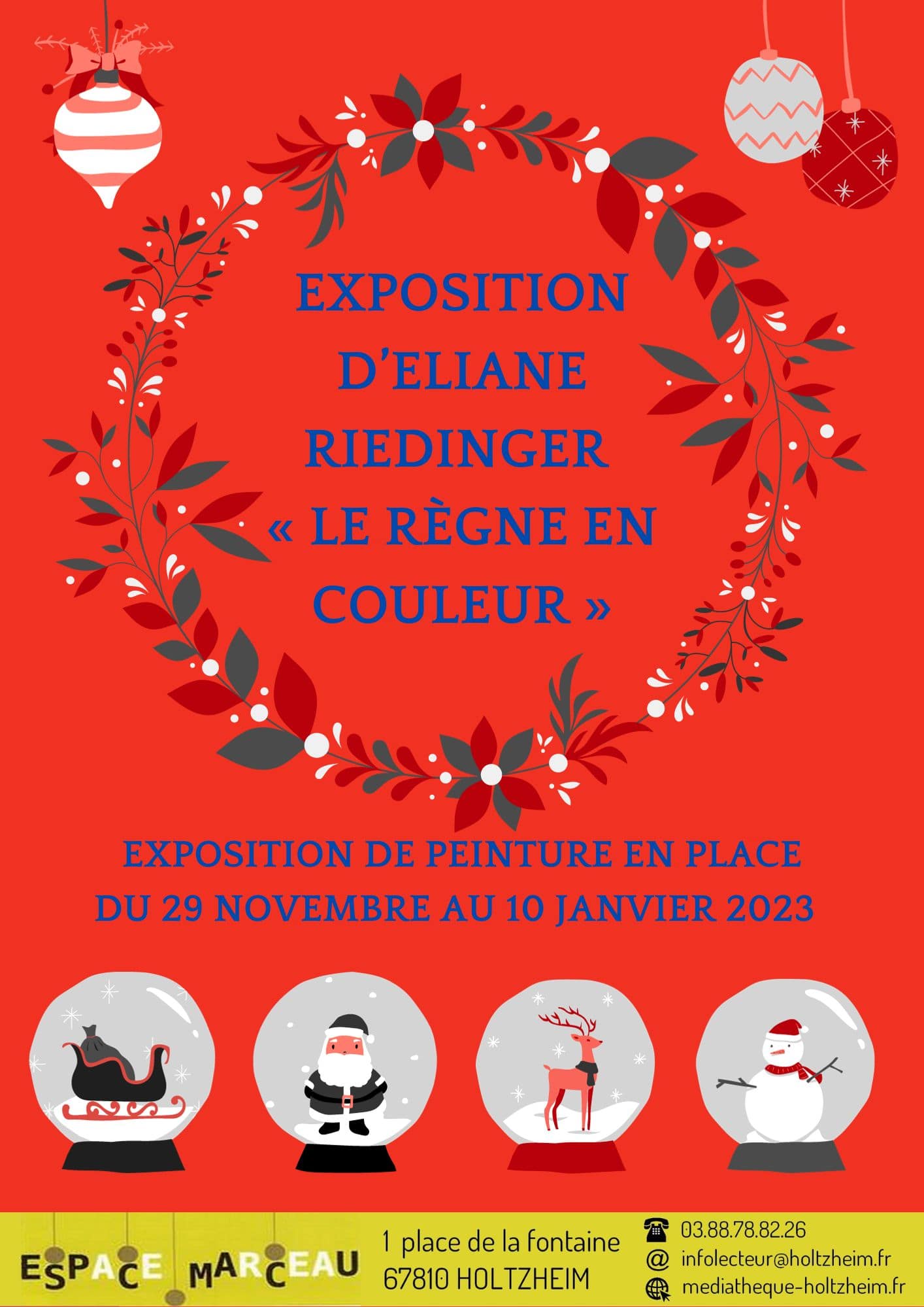 Affiche de l'exposition reprenant les informations mentionnées par écrit, sur le thème de Noël, avec un fond rouge, une couronne de fleurs, des boules de Noël.
